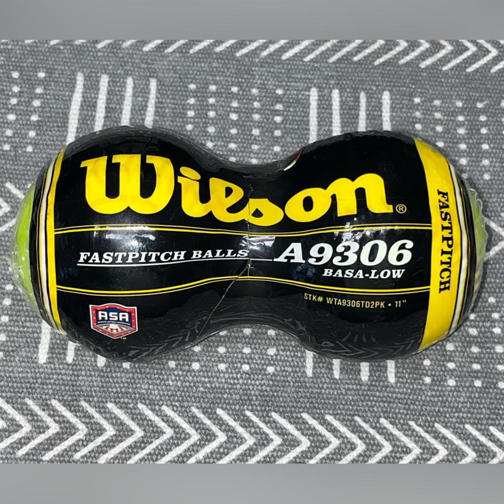 Wilson Pack of 2 Fastballs Softballs Softball FastPitch A9306 Women’s Girl’s